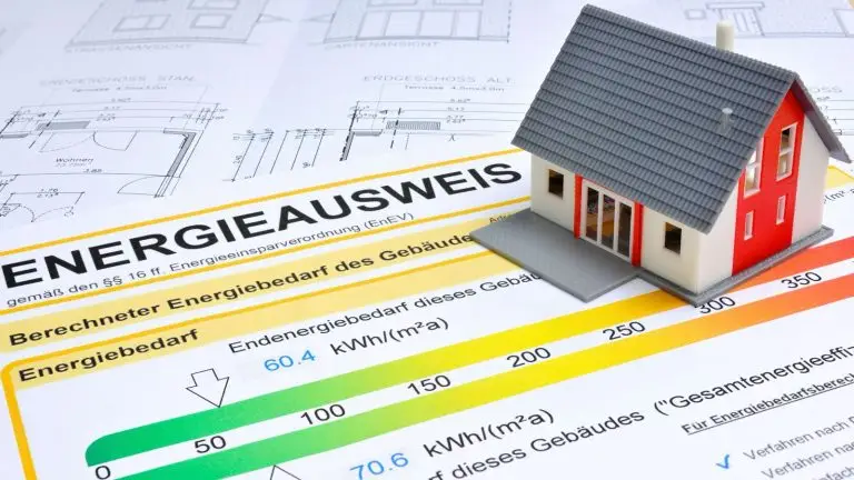 Energieausweis mit Modellhaus und Bauplänen – Nachweis des Energiebedarfs von Gebäuden